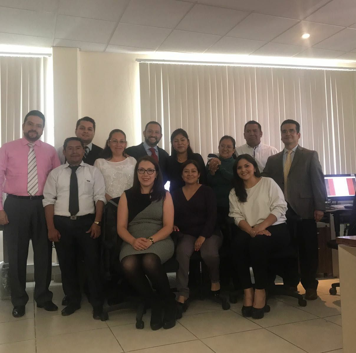 El licenciado con compañeros de trabajo del Poder Judicial