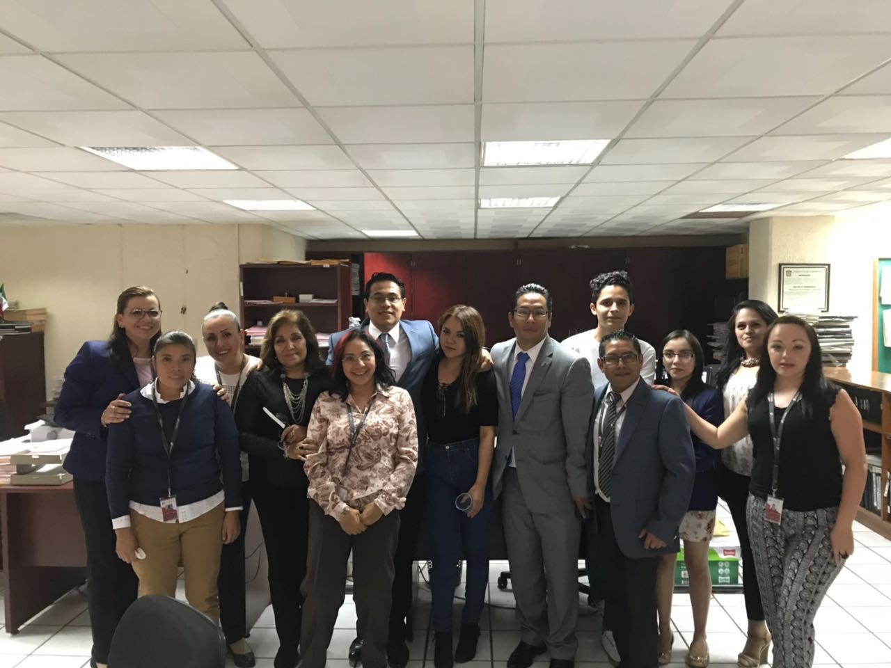 El licenciado con el personal del juzgado, en la oficina, 2017
